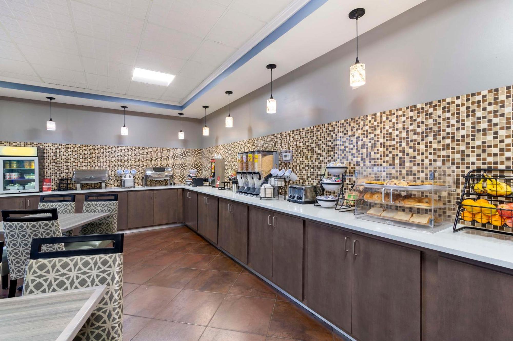 Best Western Savannah Airport Inn & Suites Pooler Exterior photo
